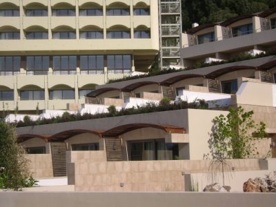 Σύθνετη ξυλεία Ιρόκο σε πέργκολα σε ξενοδοχειακή μονάδα στην Μύκονο - Έργα Αντωνόπουλος